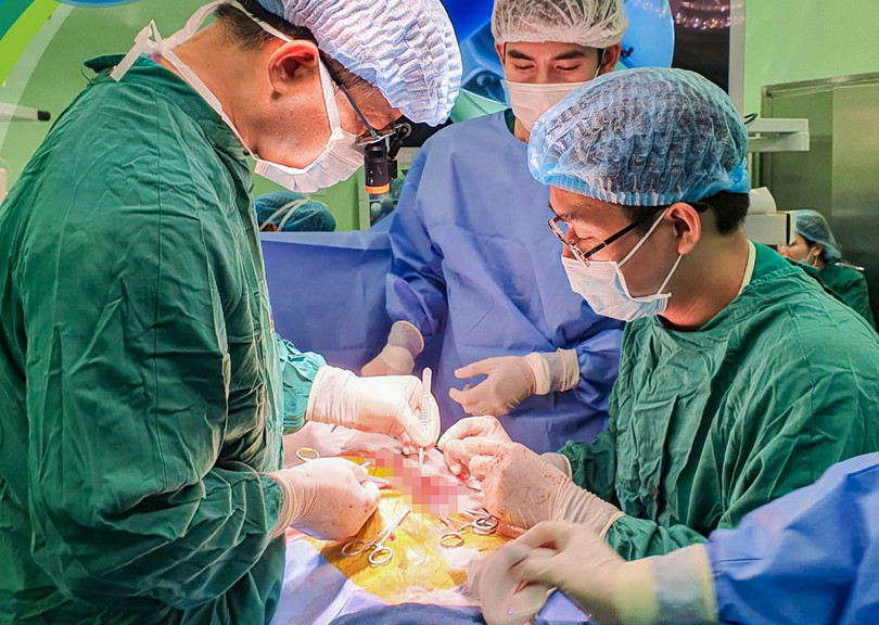 TS.BS Tô Mạnh Tuân và bác sĩ Nguyễn Minh Khôi cùng ê-kíp bác sĩ Khoa Ngoại lồng ngực phẫu thuật tạo hình thực quản cho bé K.N TS.BS Tô Mạnh Tuân và bác sĩ Nguyễn Minh Khôi cùng ê-kíp bác sĩ Khoa Ngoại lồng ngực phẫu thuật tạo hình thực quản cho bé K.N