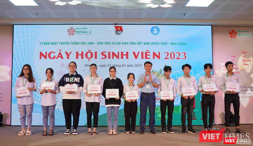 Đại diện Ban Giám hiệu ĐH Đông Á trao học bổng cho sinh viên