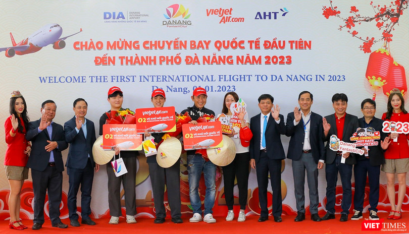 Đại diện Sở Du lịch TP Đà Nẵng, Cảng vụ hàng không miền Trung, Cảng hàng không quốc tế Đà Nẵng tặng quà cho hành khách may mắn tại buổi đón 2 chuyến bay quốc tế và nội địa đầu tiên của năm 2023 đến Đà Nẵng