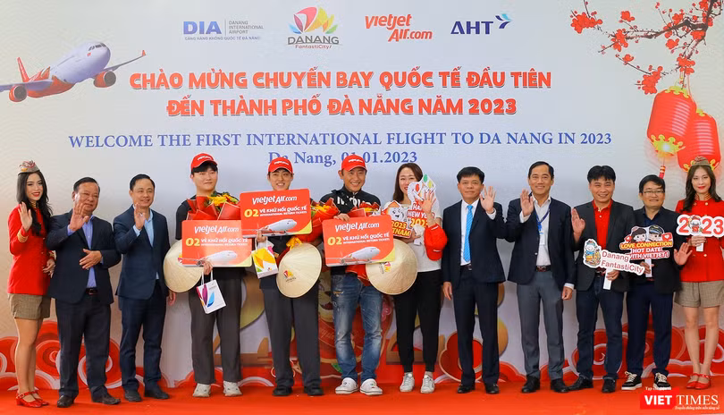 Đại diện Sở Du lịch TP Đà Nẵng, Cảng vụ hàng không miền Trung, Cảng hàng không quốc tế Đà Nẵng tặng quà cho hành khách may mắn tại buổi đón 2 chuyến bay quốc tế và nội địa đầu tiên của năm 2023 đến Đà Nẵng