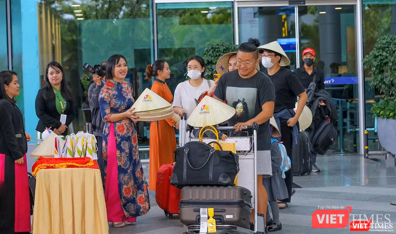 Những du khách quốc tế đầu tiên đến xông đất Đà Nẵng trong năm 2023 Những du khách quốc tế đầu tiên đến xông đất Đà Nẵng trong năm 2023