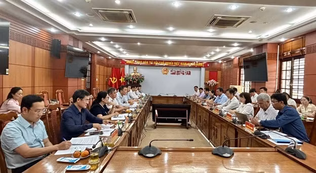 Quang cảnh cuộc họp bàn phối hợp xây dựng Đề án sắp xếp, sáp nhập cơ quan HĐND TP Đà Nẵng và HĐND tỉnh Quảng Nam. Ảnh: Văn Việt