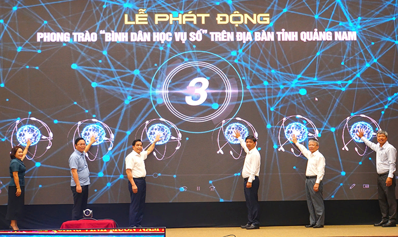 Lãnh đạo tỉnh Quảng Nam phát động phong trào “Bình dân học vụ số”. Ảnh: Thọ Nguyễn.