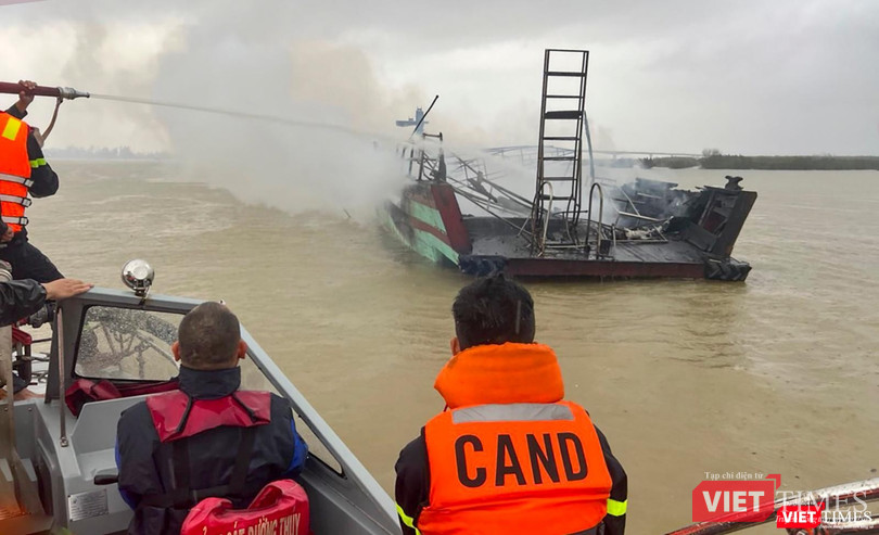 Đến sáng cùng ngày, lực lượng cảnh sát PCCC vẫn nỗ lực khống chế vụ cháy (ảnh bạn đọc cung cấp)