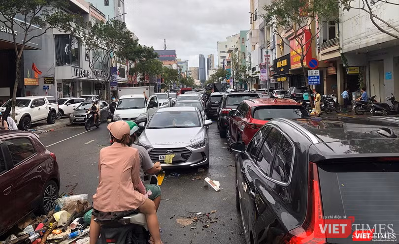 Hàng trăm phương tiện chết máy nằm la liệt