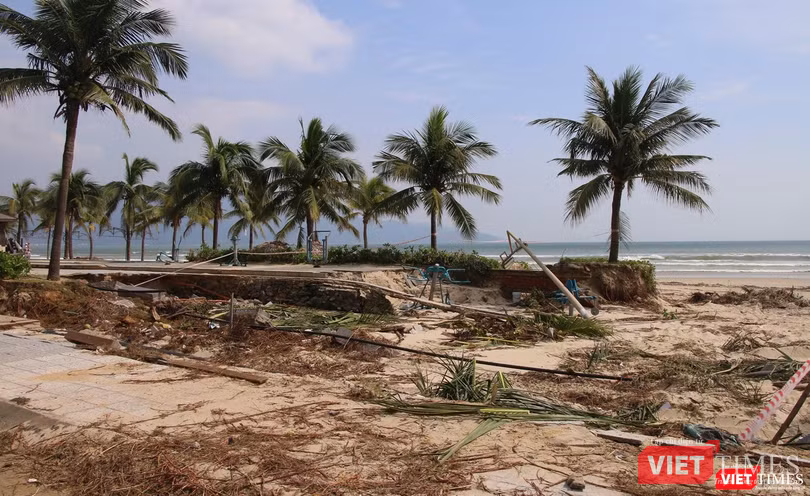 Biển Đà Nẵng bị sạt lở, hư hỏng sau cơn mưa lớn hôm 14/10