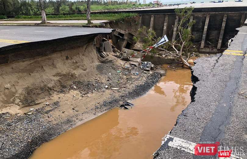 Nước lũ xé toạc mặt đường trên tuyến dẫn lên bán đảo Sơn Trà
