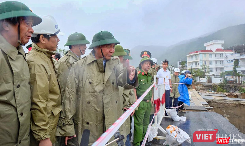 Chủ tịch nước Nguyễn Xuân Phúc tại hiện trường vụ sạt lở đường dẫn lên bán đảo Sơn Trà (Đà Nẵng)