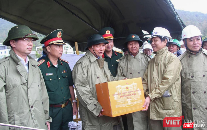 Chủ tịch nước Nguyễn Xuân Phúc tặng quà, động viên các lực lượng ứng phó với mưa lũ tại Đà Nẵng