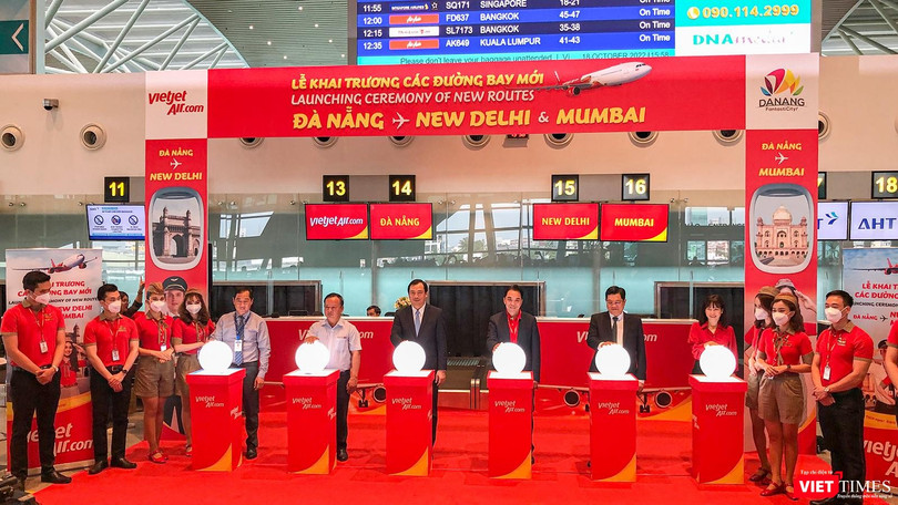 Chiều ngày 18/10, tại Nhà ga sân bay quốc tế Đà Nẵng, đại diện UBND TP Đà Nẵng, Tổng Cục Du lịch (Bộ VH-TT&DL), Cảng hàng không quốc tế Đà Nẵng, Công ty CP AHT, hãng hàng không Vietjet Air (hãng vận hành và khai thác đường bay) cùng du khách Ấn Độ đã tổ chức lễ khai trương, đưa 2 đường bay thẳng từ New Delhi và Mumbai đến Đà Nẵng và ngược lại.