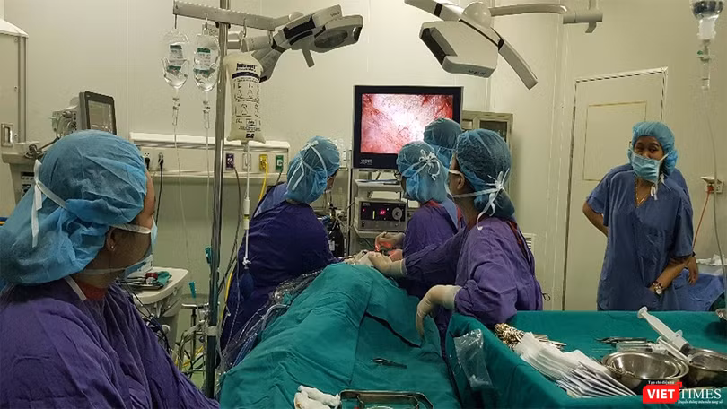 Ê kíp bác sĩ Bệnh viện Hữu nghị Việt Đức thực hiện ca phẫu thuật nội soi tạo hình dị tật sọ mặt phức tạp.