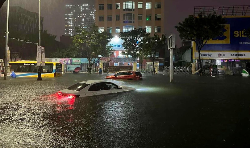 Mưa lớn gây ngập sâu tại các tuyến đường trung tâm TP Đà Nẵng (ảnh HG) Mưa lớn gây ngập sâu tại các tuyến đường trung tâm TP Đà Nẵng (ảnh HG)