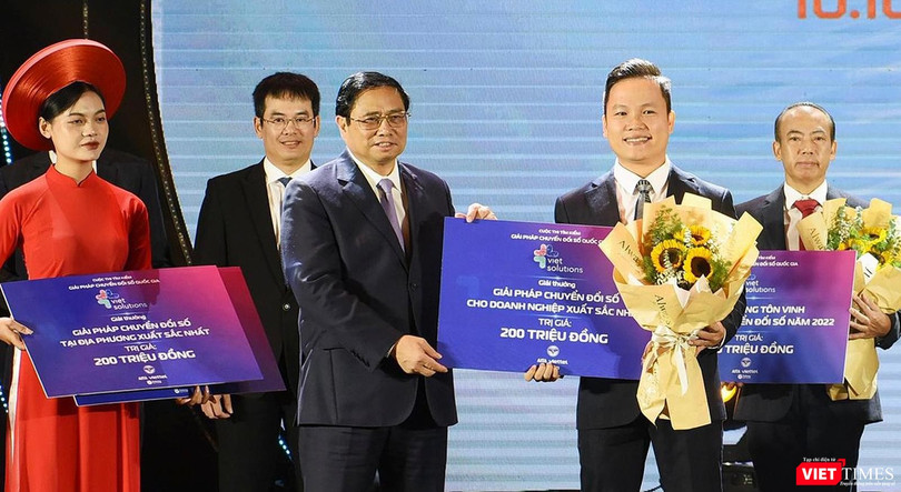 Thủ tướng Chính phủ Phạm Minh Chính trao giải thưởng Giải pháp Chuyển đổi số Quốc gia Doanh nghiệp xuất sắc nhất cho đại diện Retex