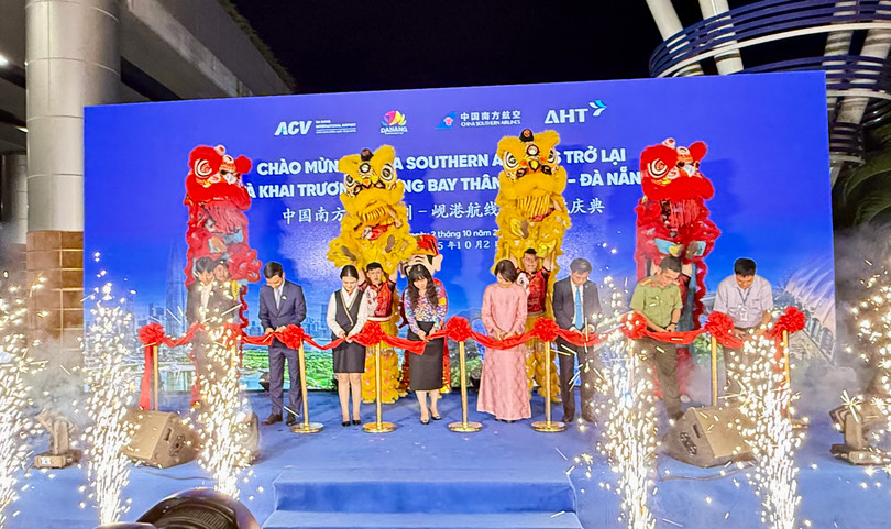 Quang cảnh lễ đón đường bay Đà Nẵng - Thâm Quyến trở lại sau hơn 5 năm gián đoạn.