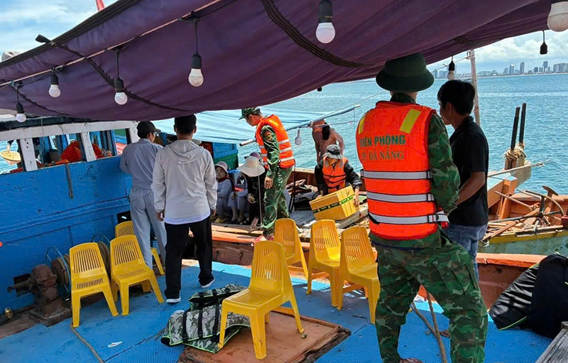 Lực lượng tuần tra của Đồn Biên phòng Sơn Trà (Đà Nẵng) kiểm tra và xử lý trường hợp tàu cá tổ chức tour câu mực trên biển trái phép. Ảnh: Đồn Biên phòng Sơn Trà cung cấp.