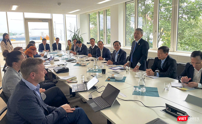 Ông Nguyễn Đức Dũng, Chủ tịch HĐND thành phố Đà Nẵng và đoàn công tác thành phố Đà Nẵng tại buổi làm việc với Viện nghiên cứu hệ thống bằng điện tử (Fraunhofer Enas) Đức.