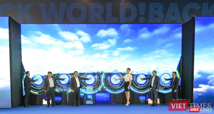 Ông Trần Phước Sơn - Phó Chủ tịch UBND TP Đà Nẵng cùng đại diện hãng bay, đơn vị khai thác nhà ga quốc tế - Sân bay quốc tế Đà Nẵng bấm nút khởi động mở lại đường bay quốc tế. Ông Trần Phước Sơn - Phó Chủ tịch UBND TP Đà Nẵng cùng đại diện hãng bay, đơn vị khai thác nhà ga quốc tế - Sân bay quốc tế Đà Nẵng bấm nút khởi động mở lại đường bay quốc tế.