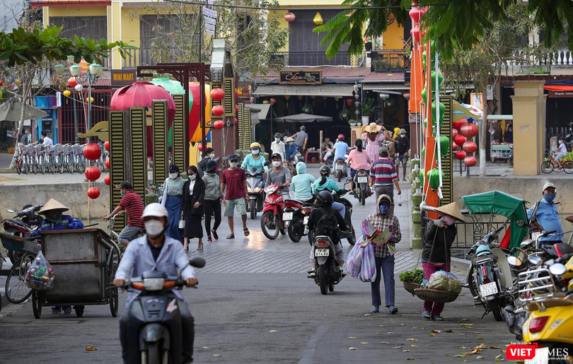 Du khách đến tham quan tại phố cổ Hội An (Quảng Nam)