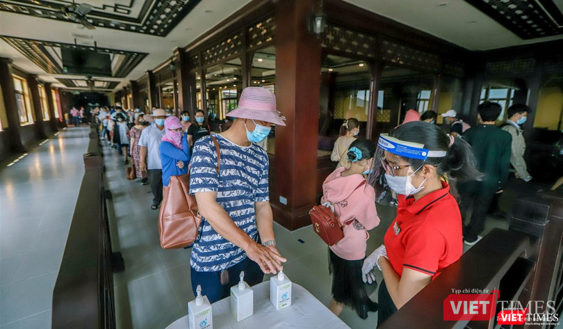 Du khách đến với khu du lịch Sun World Bà Nà Hills trong ngày đầu khu du lịch mở cửa trở lại