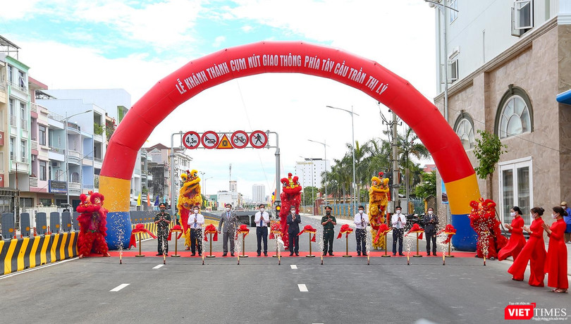 Đại diện Thành uỷ, HĐND, UBND TP Đà Nẵng cắt băng khánh thành hầm chui tại dự án Cải tạo cụm nút giao thông phía Tây cầu Trần Thị Lý