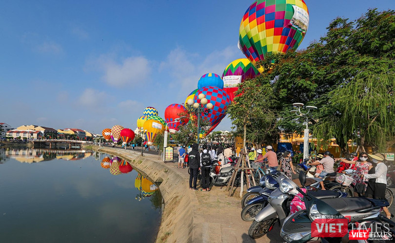 Du khách đến với phố cổ Hội An (Quảng Nam) sau đại dịchCOVID-19