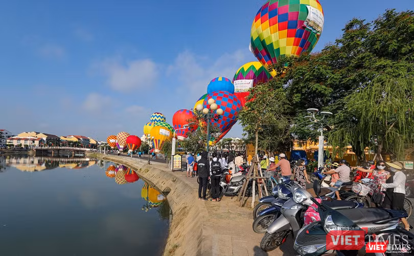 Du khách đến với phố cổ Hội An (Quảng Nam) sau đại dịchCOVID-19 Du khách đến với phố cổ Hội An (Quảng Nam) sau đại dịchCOVID-19