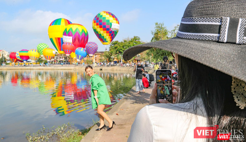 Du khách trở lại Hội An (Quảng Nam) sau khi địa phương mở cửa du lịch trở lại