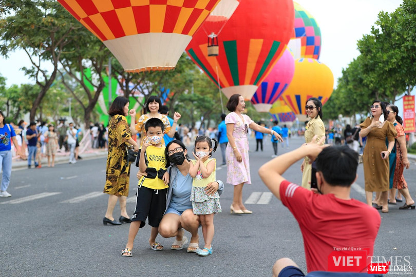 Du khách tham dự lễ hội khinh khí cầu tại Đà Nẵng Du khách tham dự lễ hội khinh khí cầu tại Đà Nẵng