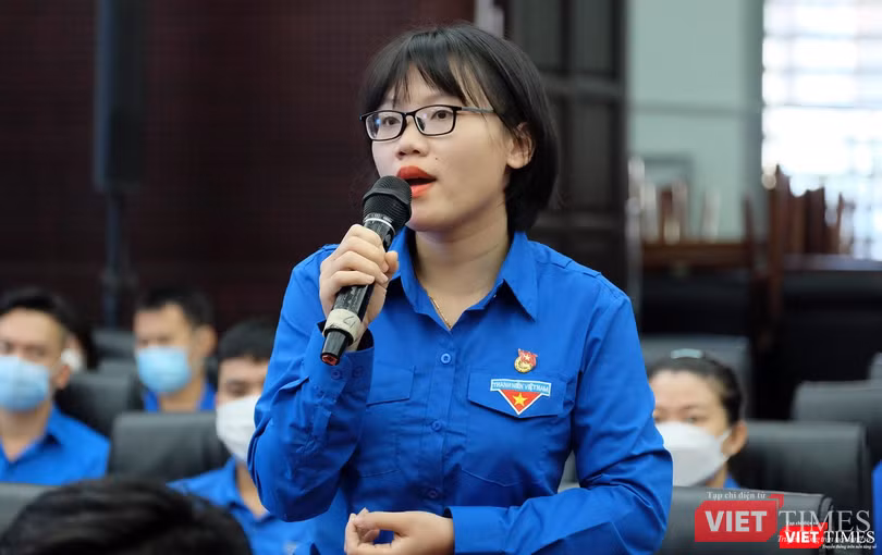 Đại diện Đoàn viên thanh niên phát biểu tại buổi "Đối thoại Tháng 3" diễn ra ngày 26/3