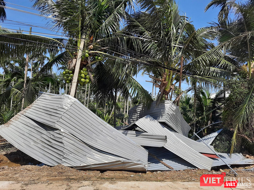 Tôn mái các công trình bị gió tốc văng ra xa