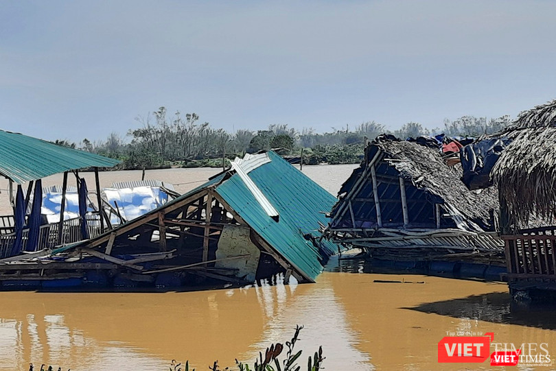 Bão số 9 nhấn chìm nhiều ngôi nhà của người dân miền Trung