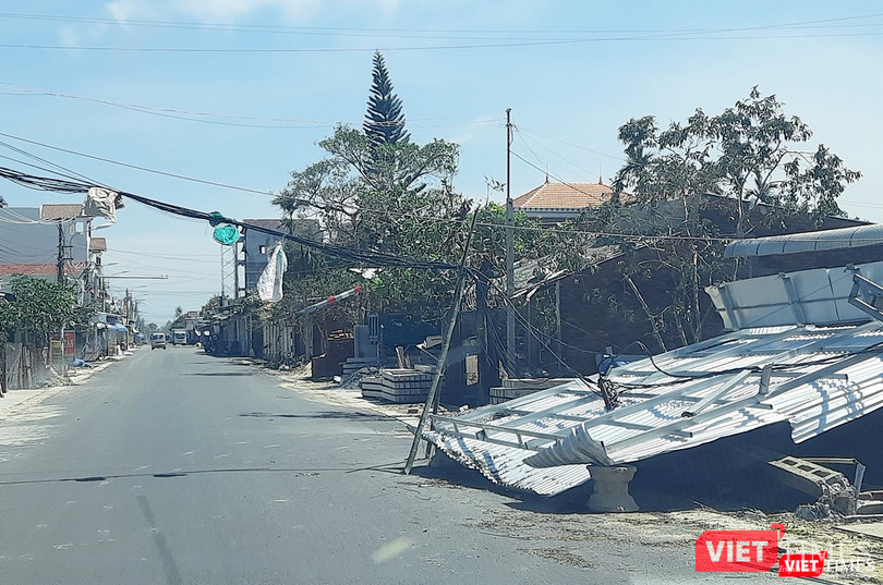 Nhà cửa đổ rạp sau khi cơn bão số 9 đi qua