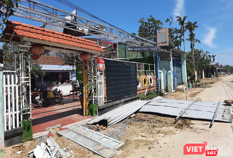 Nhà dân cũng bị bão làm hư hại