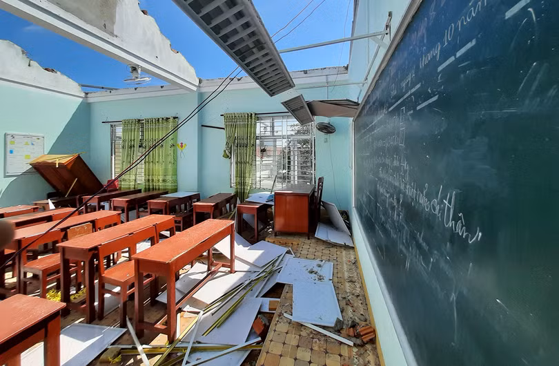 Bão số 9 làm tốc mái và hư hỏng nhiều trường học thuộc các tỉnh miền Trung