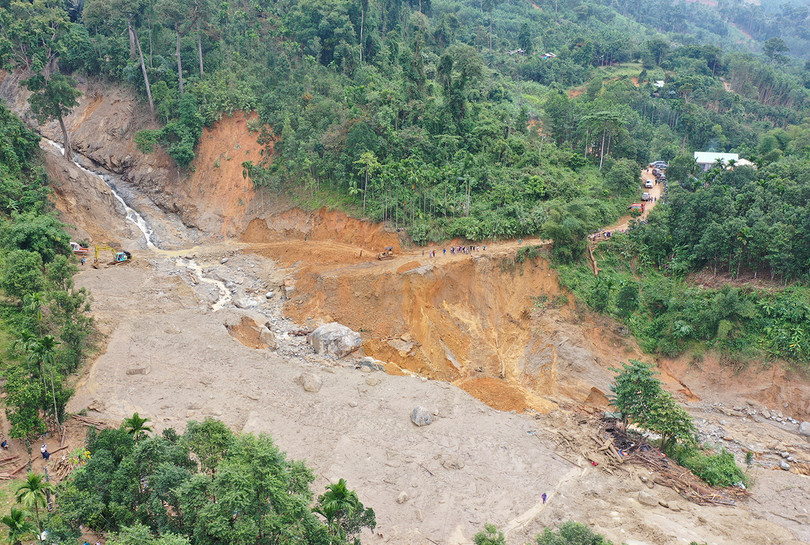 Hiện trường vụ sạt lở đất ở Trà Leng nhìn từ trên cao (ảnh BCĐ TU PCTT)