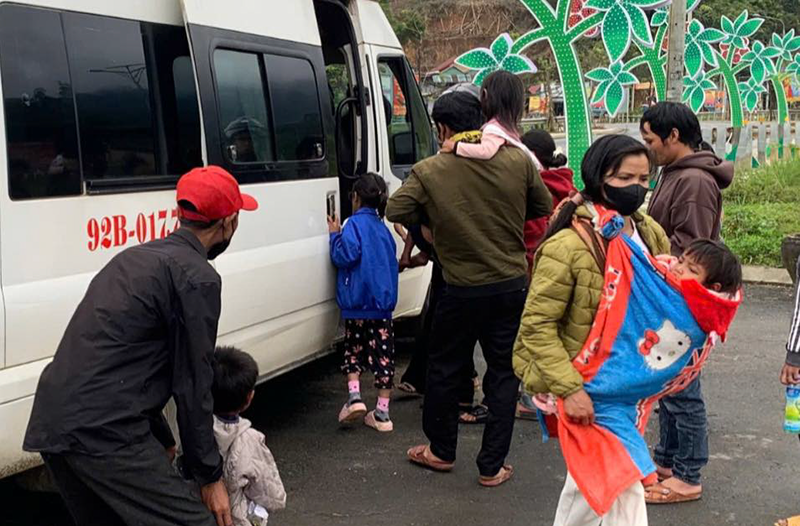 Trẻ em huyện Nam Trà My được đưa đi viện thăm khám. Ảnh: Bình Nam.