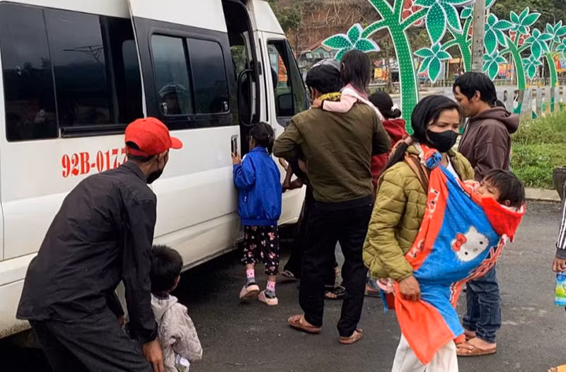 Trẻ em huyện Nam Trà My được đưa đi viện thăm khám. Ảnh: Bình Nam.