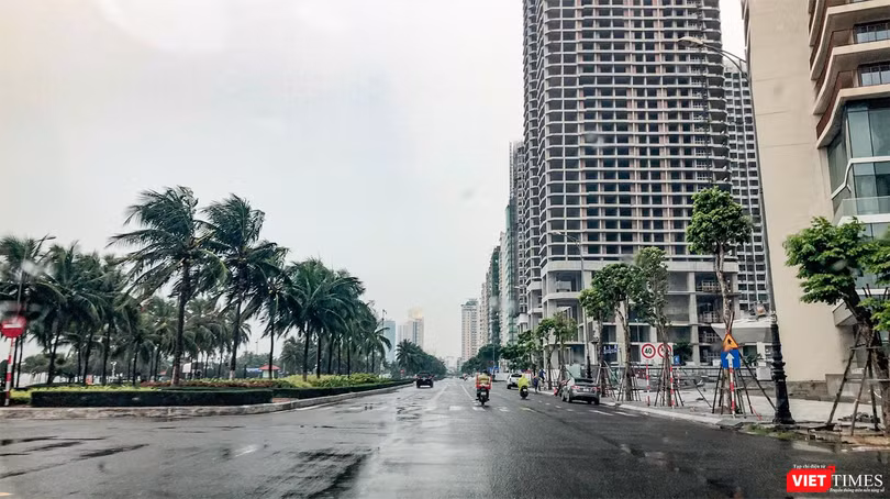 Đường ven biển Võ Nguyên Giáp (Đà Nẵng) bắt đầu có gió mạnh từ trưa ngày 27/9
