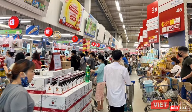 Người dân đi siêu thị mua thực phẩm ứng phó với bão Noru trước thông tin chợ truyền thống sẽ tạm dừng từ 12h ngày 27/9