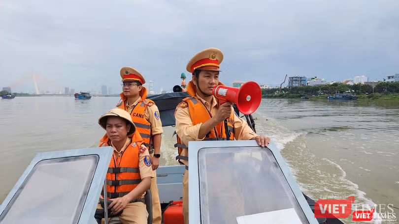 Lực lượng Cảnh sát giao thông đường thuỷ kêu gọi tàu thuyền trên sông Hàn vào nơi neo đậu an toàn