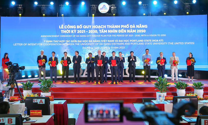 Lãnh đạo TP Đà Nẵng trao giấy chứng nhận đầu tư cho các doanh nghiệp tại lễ công bố Quy hoạch TP Đà Nẵng thời kỳ 2021-2030, tầm nhìn 2050.