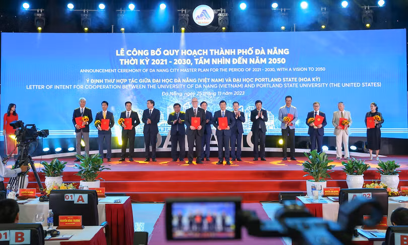 Lãnh đạo TP Đà Nẵng trao giấy chứng nhận đầu tư cho các doanh nghiệp tại lễ công bố Quy hoạch TP Đà Nẵng thời kỳ 2021-2030, tầm nhìn 2050.