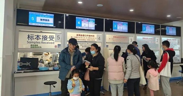 Cha mẹ đưa con đến gặp bác sĩ tại một bệnh viện ở Thượng Hải, Trung Quốc, ngày 14/11/2023. Ảnh: Future Publishing/Getty Images.