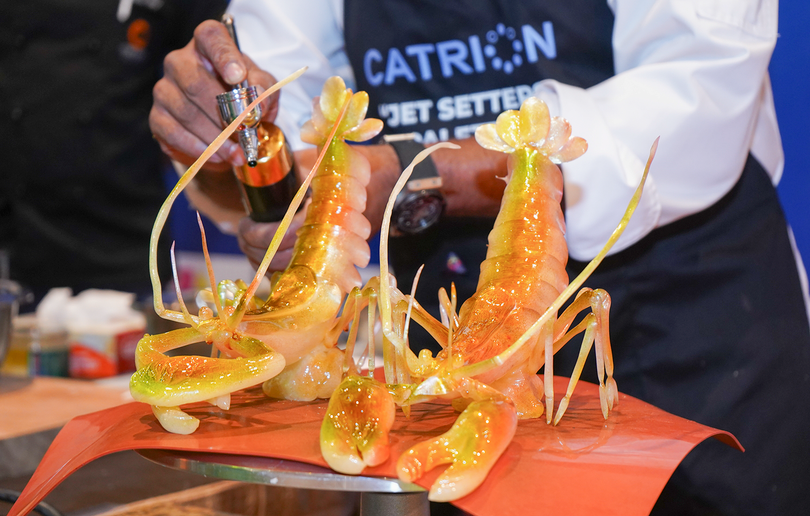 Đầu bếp Master Chef Dimuthu đã chế tác ra những chú tôm càng xanh tuyệt đẹp từ đường