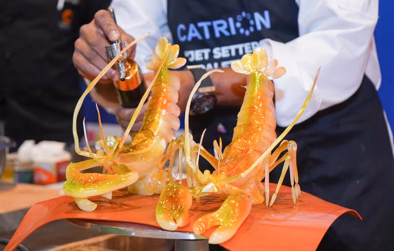 Đầu bếp Master Chef Dimuthu đã chế tác ra những chú tôm càng xanh tuyệt đẹp từ đường