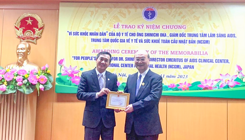 Thứ trưởng Bộ Y tế Trần Văn Thuấn (bìa trái) trao Kỷ niệm chương "Vì sức khoẻ nhân dân" cho GS.Oka Shinichi - Cố vấn trưởng của Dự án JICA SATREPS - vì những đóng góp cho y tế Việt Nam