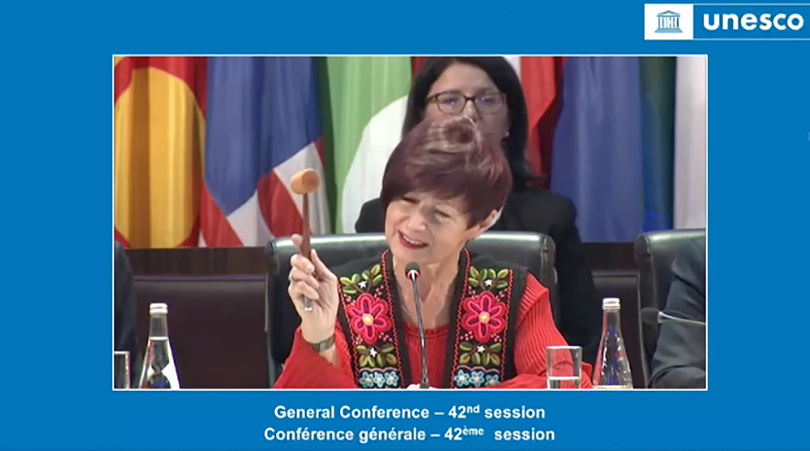 Bà Audrey Azoulay - Chủ tịch Đại hội đồng UNESCO 42 đã gõ búa, thông qua danh sách gồm 53 danh nhân văn hóa và sự kiện lịch sử sẽ được UNESCO vinh danh và cùng tham gia kỷ niệm.