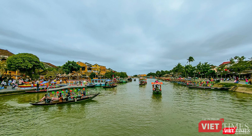 Sông Hoài (Hội An) tấp nập du khách Sông Hoài (Hội An) tấp nập du khách