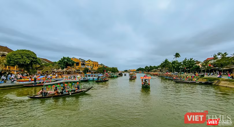 Sông Hoài (Hội An) tấp nập du khách Sông Hoài (Hội An) tấp nập du khách