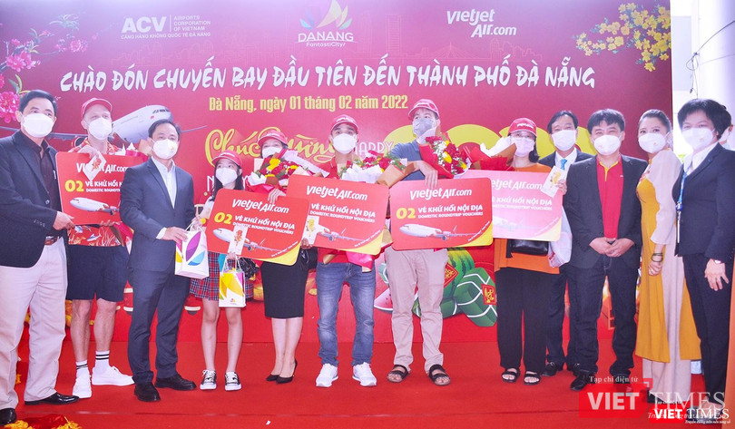 Những du khách may mắn được trao tặng vé máy bay khứ hồi Những du khách may mắn được trao tặng vé máy bay khứ hồi